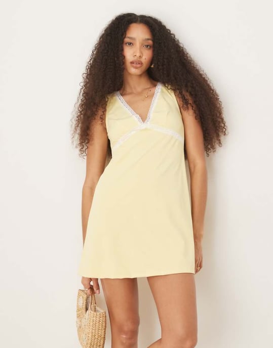 ASOS DESIGN V-front spetsinsats miniklänning i gult - Image 1