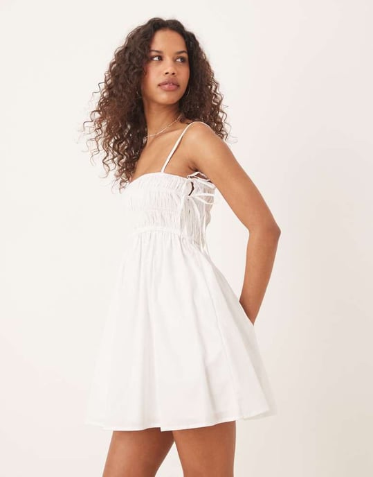 Abercrombie & Fitch babydoll smockad miniklänning i vitt - Image 2