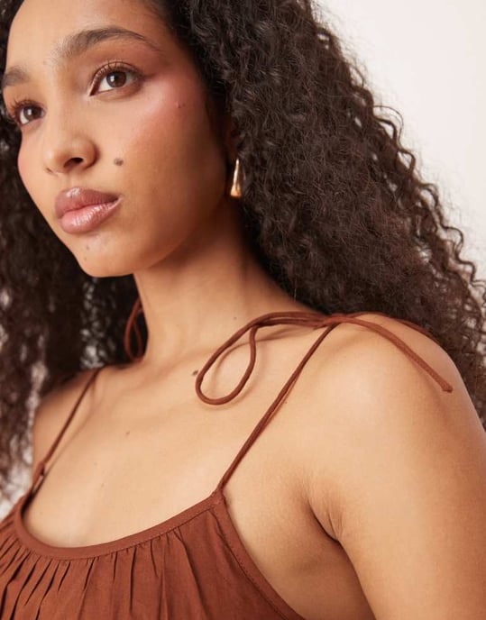 ASOS DESIGN volanglager mini klänning i choklad - Image 2