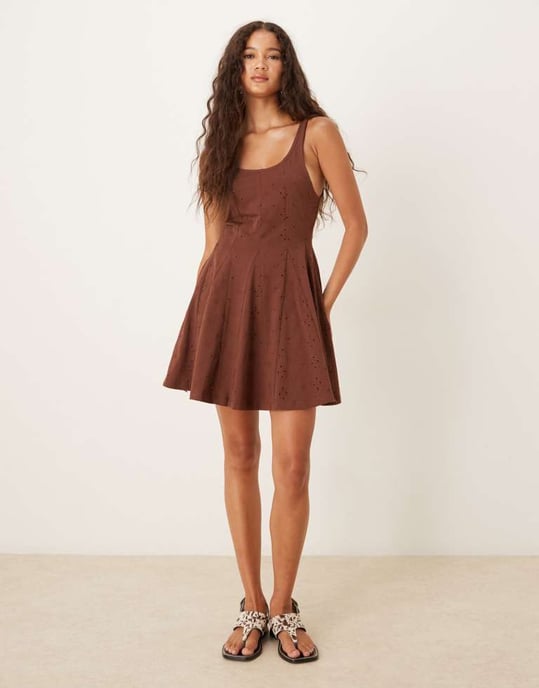 ASOS DESIGN broderad fyrkantig halsringning godet mini klänning i choklad - Image 2