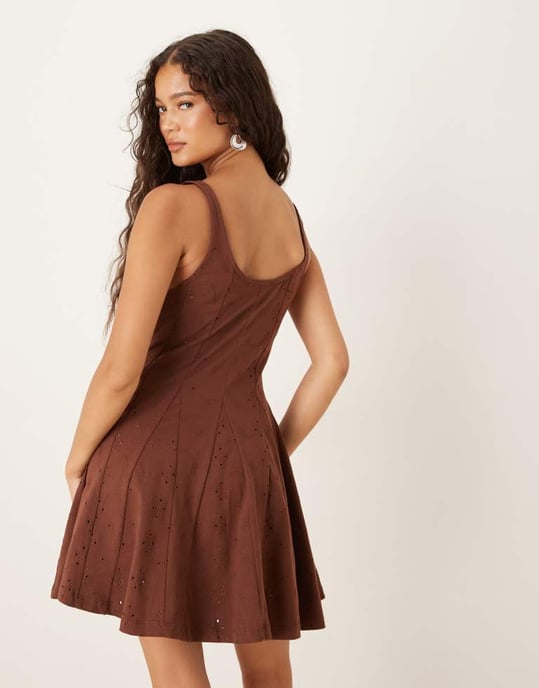 ASOS DESIGN broderad fyrkantig halsringning godet mini klänning i choklad - Image 3