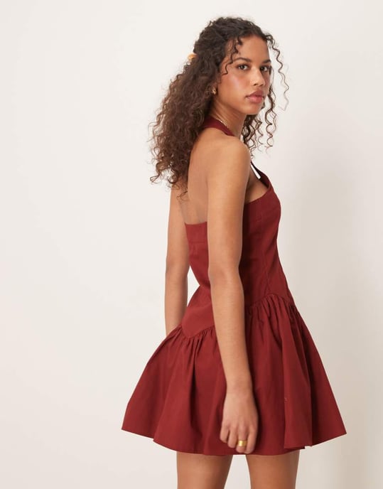 ASOS DESIGN halterneck mini klänning med volangkant i burgundy - Image 2