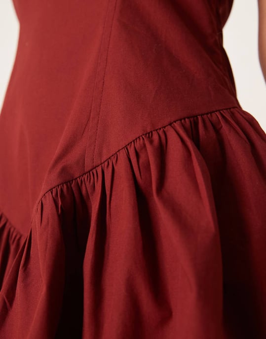 ASOS DESIGN halterneck mini klänning med volangkant i burgundy - Image 3