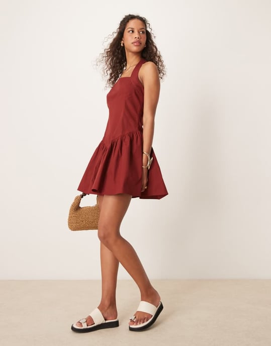 ASOS DESIGN halterneck mini klänning med volangkant i burgundy - Image 4