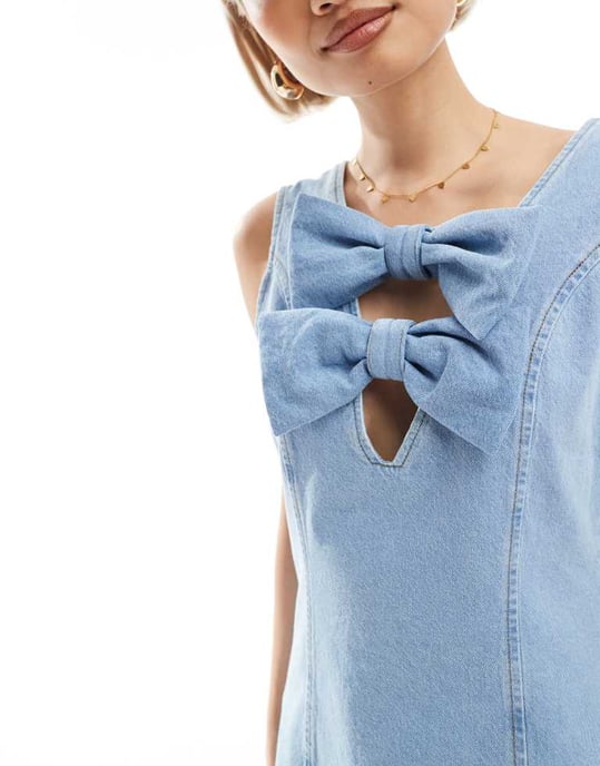 Miss Selfridge denimklänning med rosett fram i ljusblå tvätt - Image 3