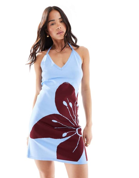 ASOS DESIGN stickad halterneck-klänning med överdimensionerad blomma i ljusblått - Image 4