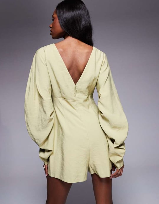 ASOS DESIGN playsuit med rundad ärm och rynkdetalj i mjuk grön - Image 3