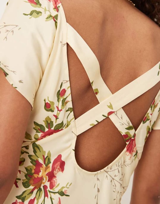 ASOS DESIGN miniklänning med fjäderärmar i blommönster - Image 4
