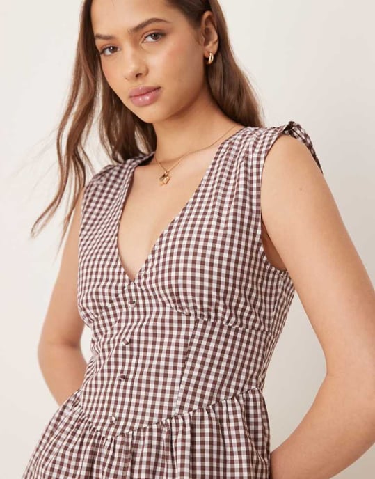 ASOS DESIGN V-ringad midjefestival knäppning mini klänning i chokladrutig - Image 4