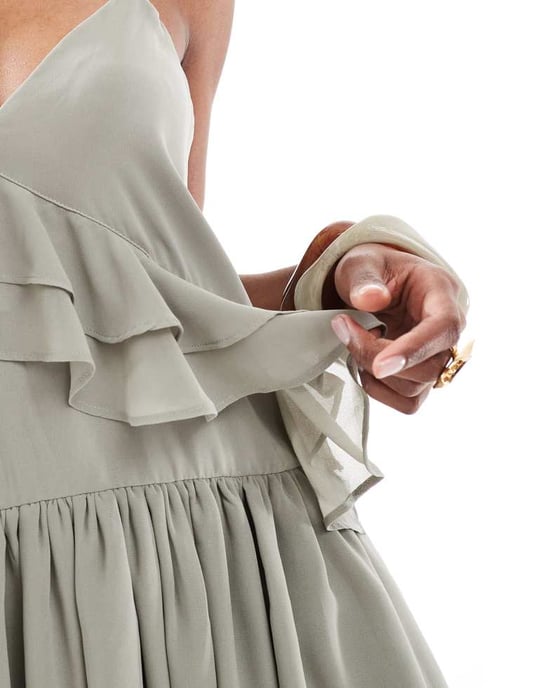 Monki svävande volang mini klänning i khaki - Image 2