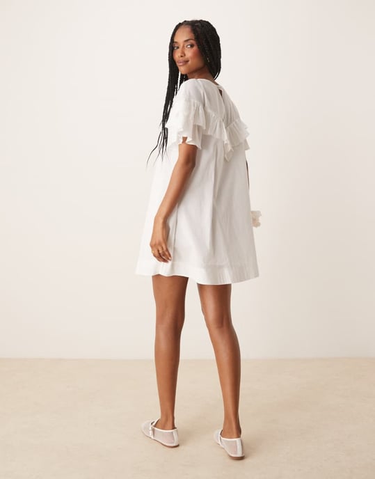 ASOS DESIGN volangkortärmad klänning i vitt - Image 4