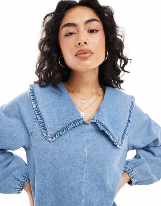 ASOS DESIGN denim mini klänning med överdimensionerad volangkrage i medelblå - Image 4