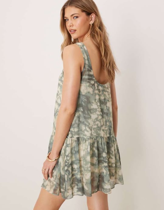 ASOS DESIGN chiffong mini klänning med drop waist i grön abstrakt tryck - Image 3
