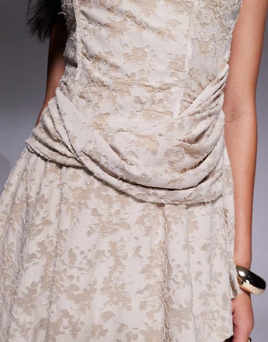 ASOS DESIGN devore halterneck minibak med drapering i stengrå - Image 3
