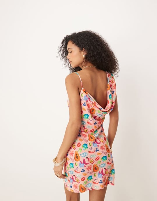 ASOS DESIGN asymmetrisk kappa hals mini klänning i rosa vykortsprint - Image 3