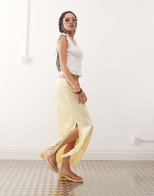 Återvunnen vintage satin midi kjol med spetsdetaljer i smörgul - Image 3