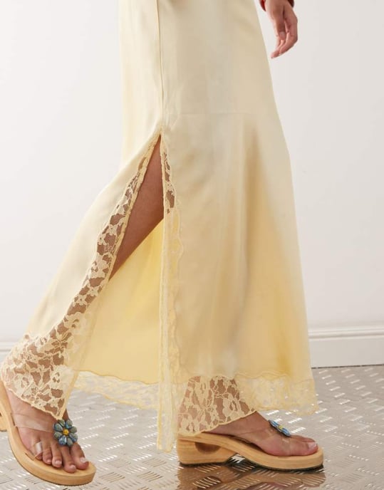 Återvunnen vintage satin midi kjol med spetsdetaljer i smörgul - Image 4