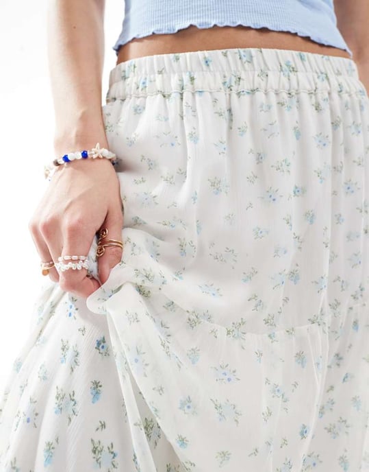 Vero Moda Smilla lager-på-lager midi kjol i blå blomsterstryktur - Image 3