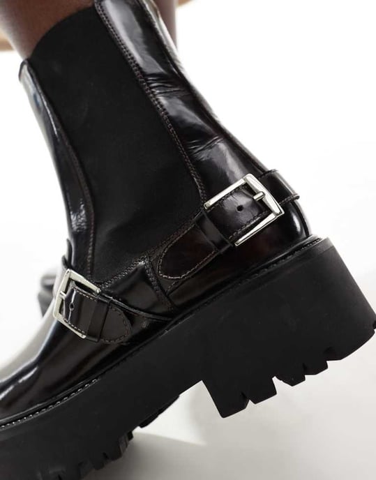 schuh Ariah chunky spännband ankellängd stövlar i vinröd läder - Image 3