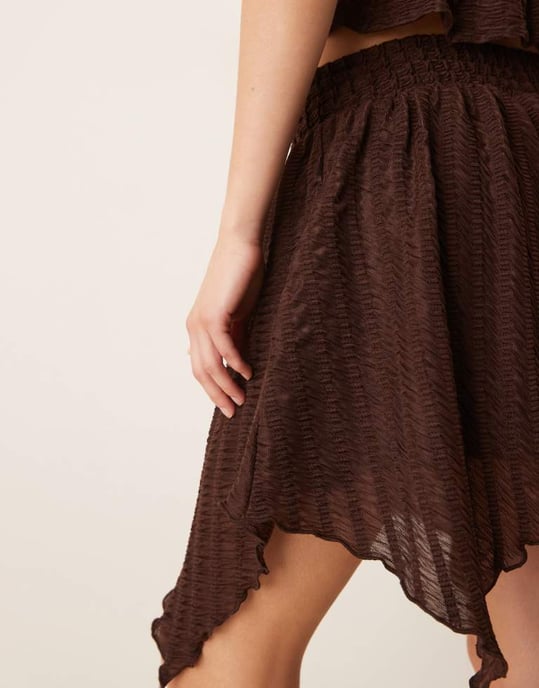 ASOS DESIGN koordinerad texturerad volangkjol med hanky nederkant i brunt - Image 2