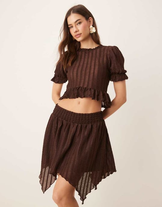 ASOS DESIGN koordinerad texturerad volangkjol med hanky nederkant i brunt - Image 3