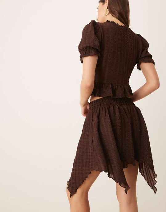 ASOS DESIGN koordinerad texturerad volangkjol med hanky nederkant i brunt - Image 4