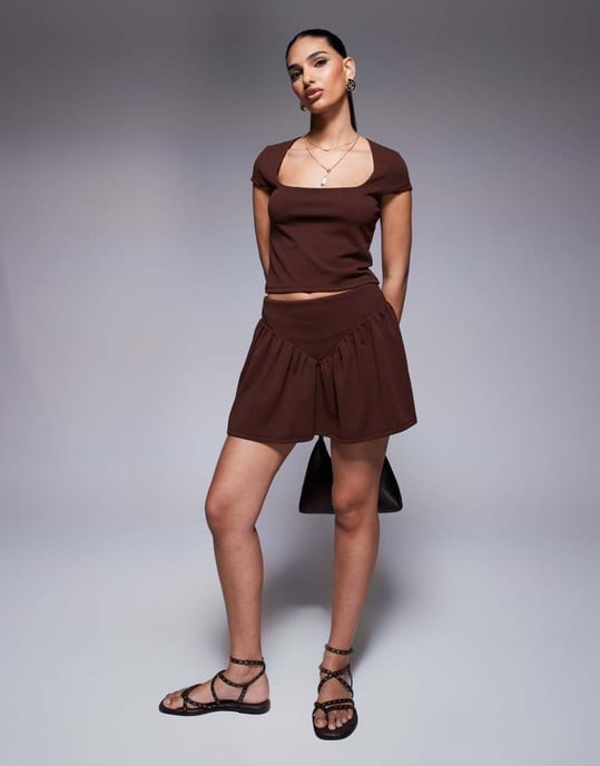 ASOS DESIGN co-ord v drop waist mini kjol i choklad - Image 4
