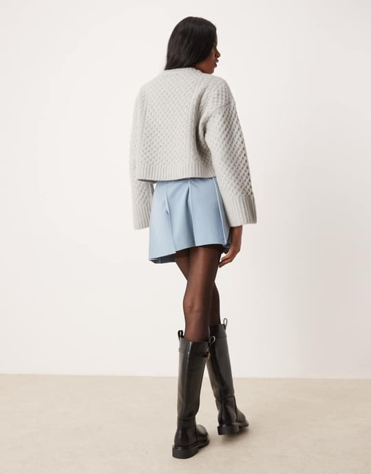 ASOS DESIGN skräddarsydd plisserad minikjol i ljusblått - Image 2