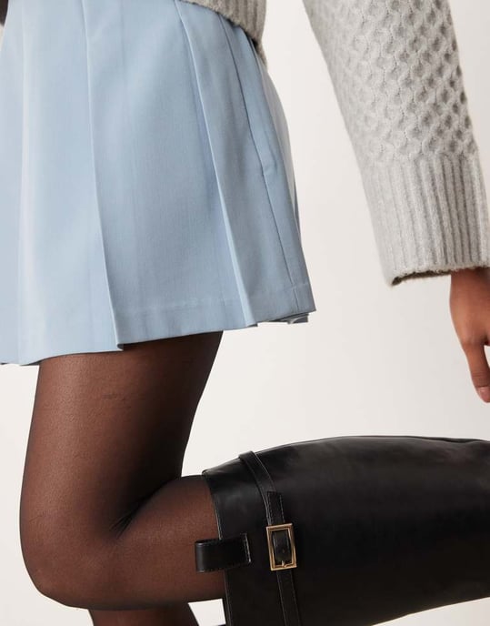 ASOS DESIGN skräddarsydd plisserad minikjol i ljusblått - Image 3
