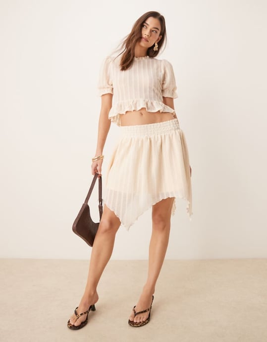 ASOS DESIGN samordnad texturerad volang snedlätt mini kjol i krämfärg - Image 1