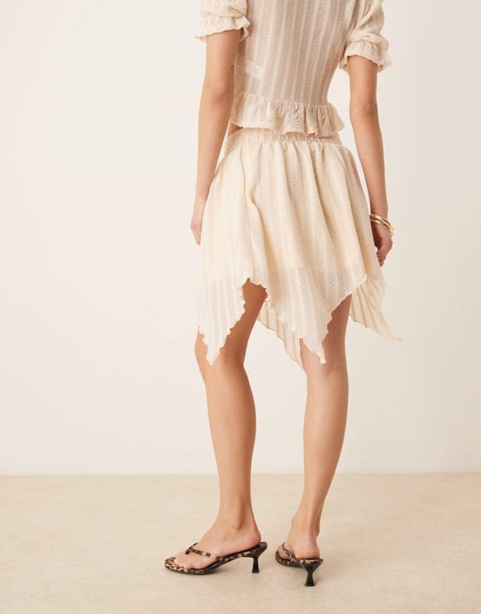 ASOS DESIGN samordnad texturerad volang snedlätt mini kjol i krämfärg - Image 3