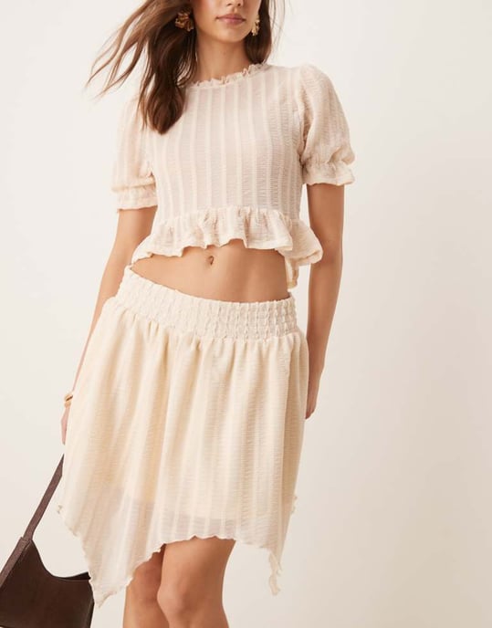 ASOS DESIGN samordnad texturerad volang snedlätt mini kjol i krämfärg - Image 4