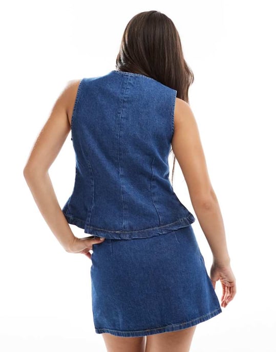 ASOS DESIGN asymmetrisk wrap-front denim microkjol med guldknappar i mid blue - Image 3