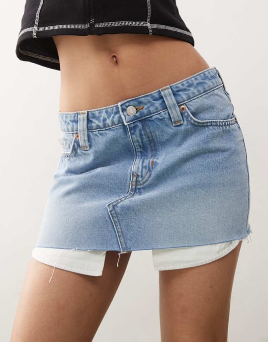 Monki låg midja denim mini kjol i ljusblå tvätt - Image 2