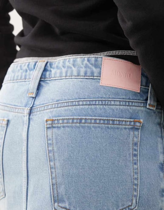 Monki låg midja denim mini kjol i ljusblå tvätt - Image 3