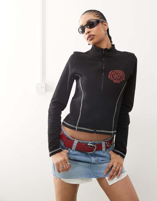 Monki låg midja denim mini kjol i ljusblå tvätt - Image 4