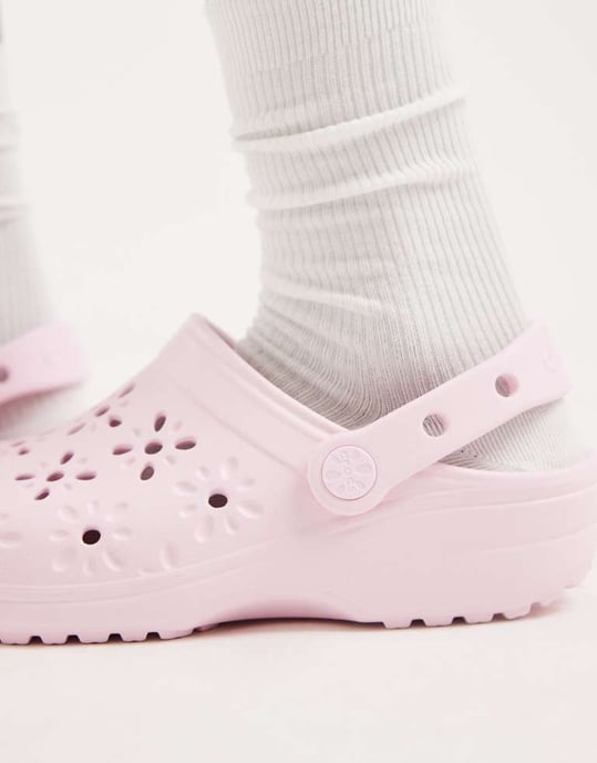 Crocs Classic blommig utskuren träskor i rosa mjölk - Image 3
