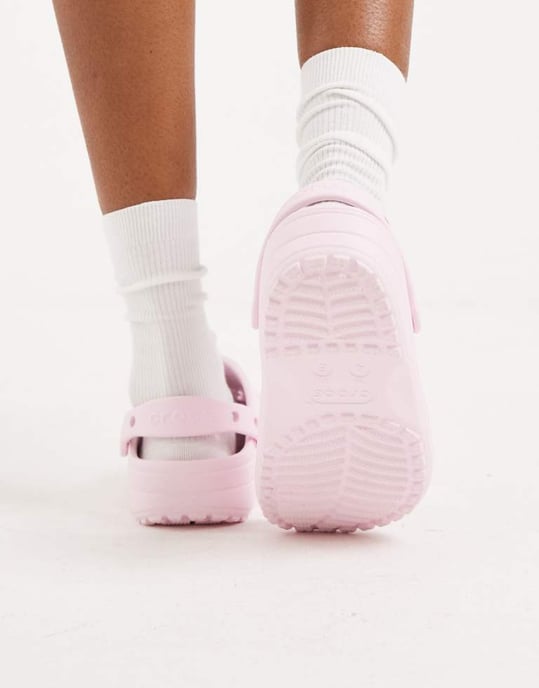Crocs Classic blommig utskuren träskor i rosa mjölk - Image 4