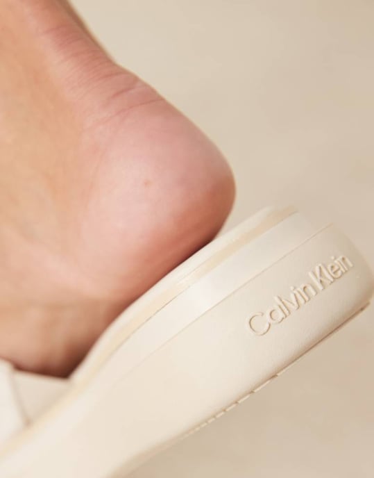 Calvin Klein flatformsandaler i off white - Image 3