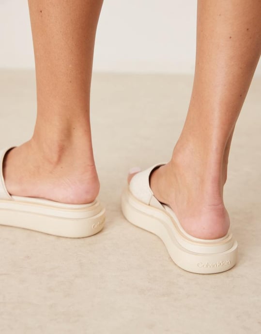 Calvin Klein flatformsandaler i off white - Image 4