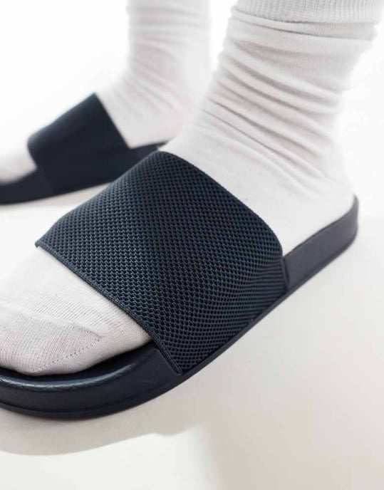 ASOS DESIGN sandaler i marinblått med stickad rem - Image 3