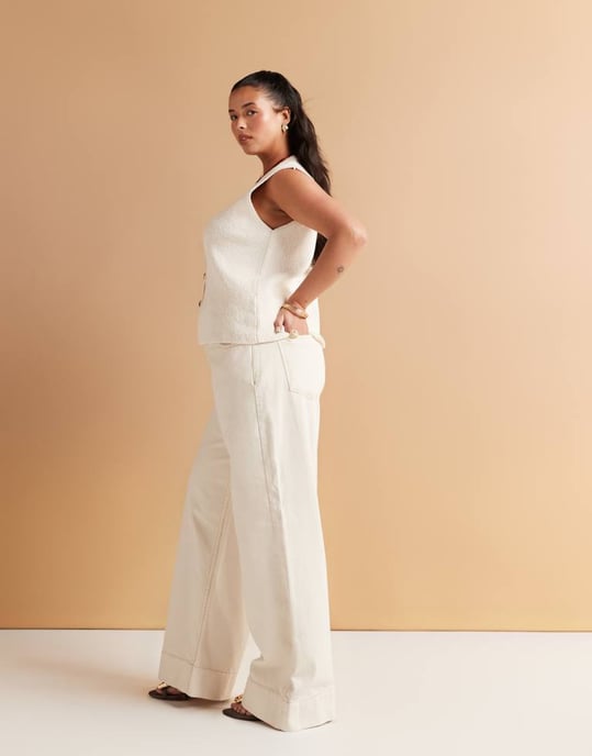 ASOS DESIGN Curve vid benjeans med veck framtill i ecru - Image 2