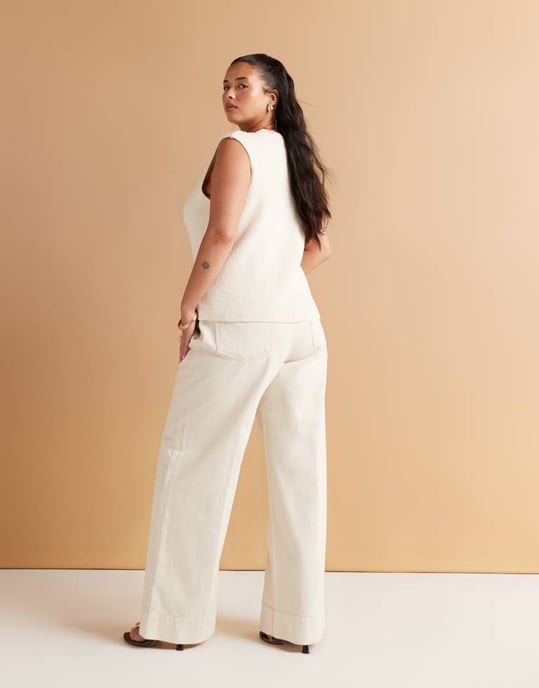 ASOS DESIGN Curve vid benjeans med veck framtill i ecru - Image 3