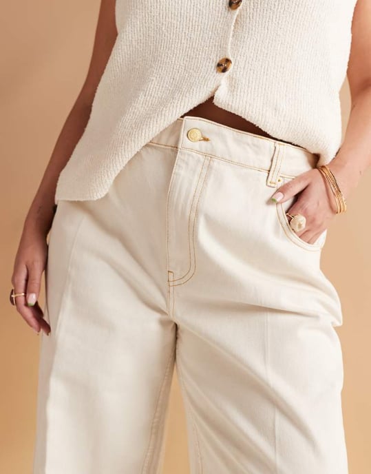 ASOS DESIGN Curve vid benjeans med veck framtill i ecru - Image 4
