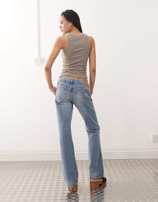 Veckodags låga midja flare jeans med sidoknappar och västerländsk detalj i randig blåtvätt - Image 2