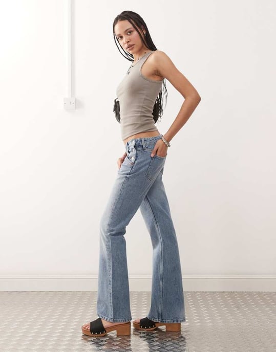 Veckodags låga midja flare jeans med sidoknappar och västerländsk detalj i randig blåtvätt - Image 3