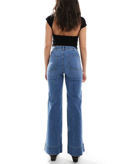 ONLY Saftiga högmidjade vida jeans med nitar i ljus tvätt - Image 2