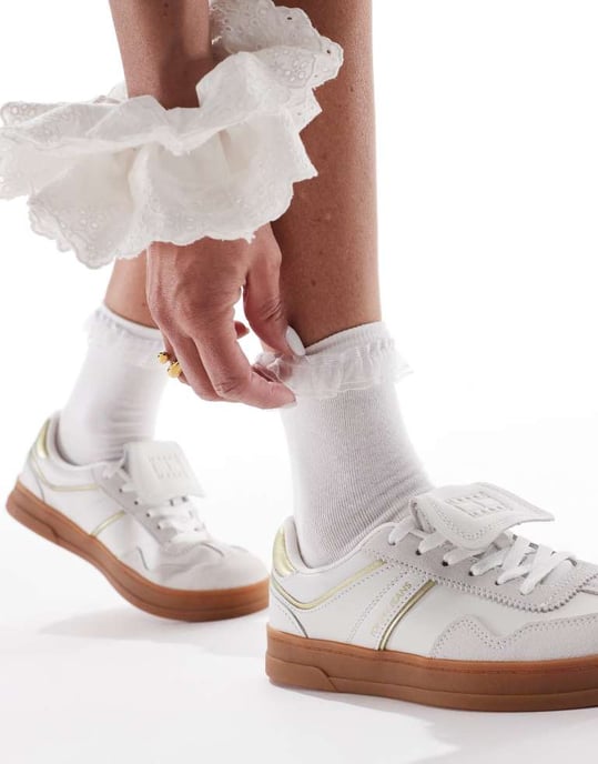Tommy Jeans Greenwich trainers with gum sole in white and gold - Image 3