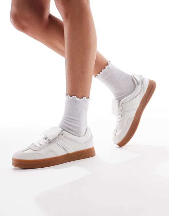Tommy Jeans Greenwich trainers with gum sole in white and silver - Image 1