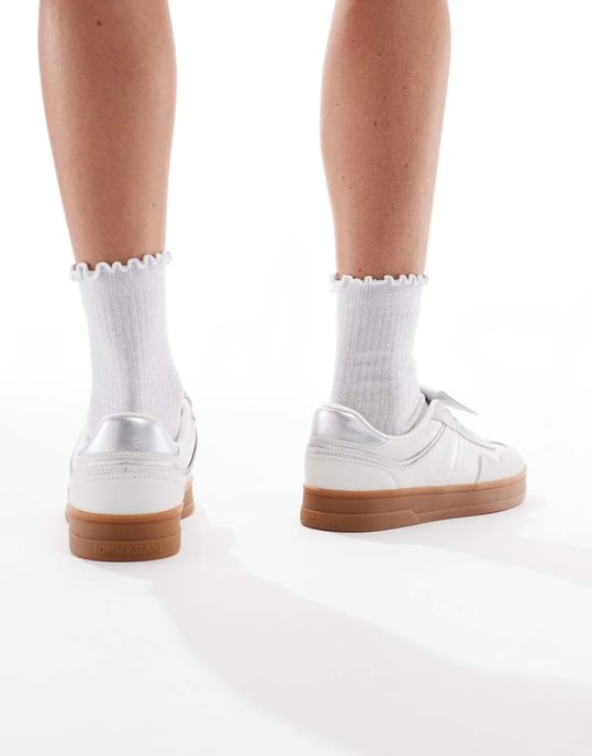 Tommy Jeans Greenwich trainers with gum sole in white and silver - Image 2